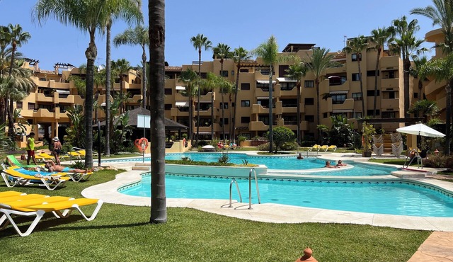 2nd line lux beachside apartment with hot tub-3 sunny terraces and fibre wifi