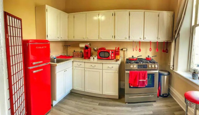 2nd Story Historic Downtown 2BR with Modern Amenities