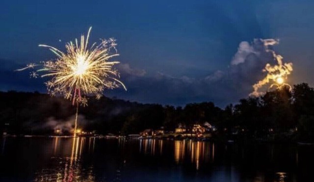 2nd story lake view, private deck- close to Scranton, Honesdale & Elk Mountain!