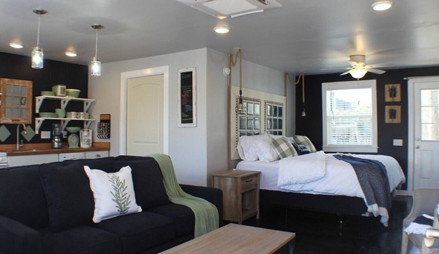 2nd Street Retreat: Cozy Studio -So Close You Can Walk/Bike Downtown Bentonville
