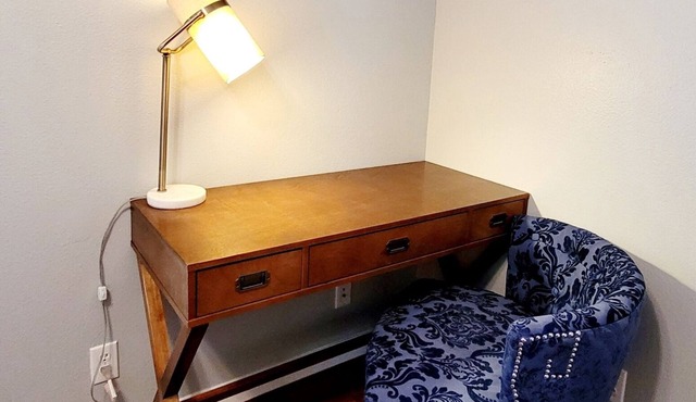 2nd Street Retreat: Private Cottage in Downtown Bentonville