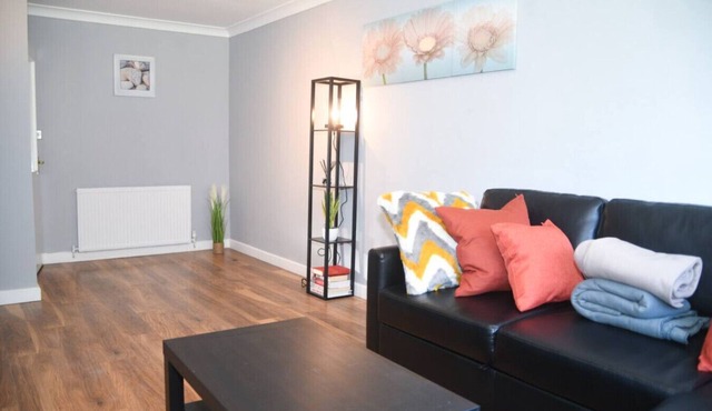 2ndHomeStays Willenhall: Comfort for Groups of 8-9