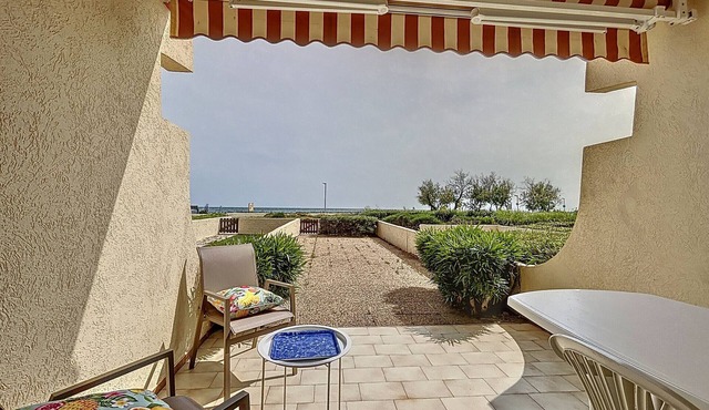 2P Cabin Apartment on Beach with Parking and Air Conditioning