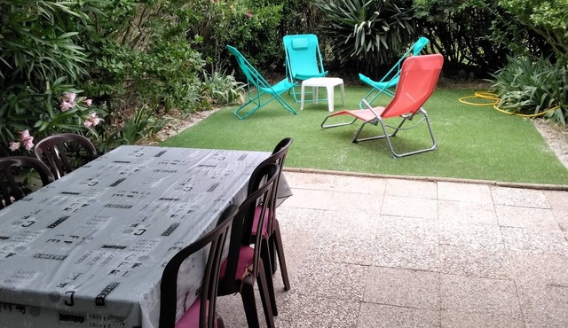 2room +cabin, sleeps 5 with parking and garden 200 m from the beach