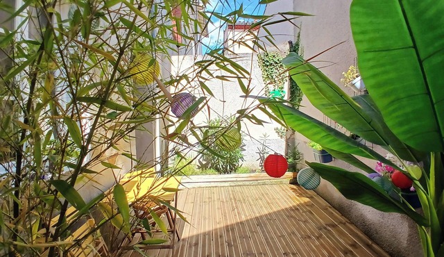 2room with wooden terrace, 5mn from downtown, very quiet and outside courtyard