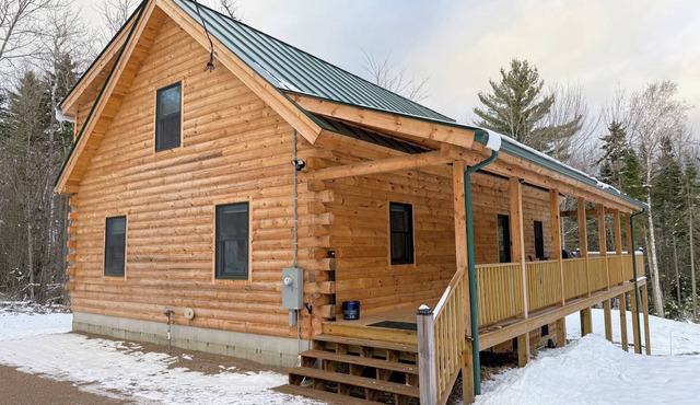2S: New log cabin in Bethlehem: privacy, firepit, great location!