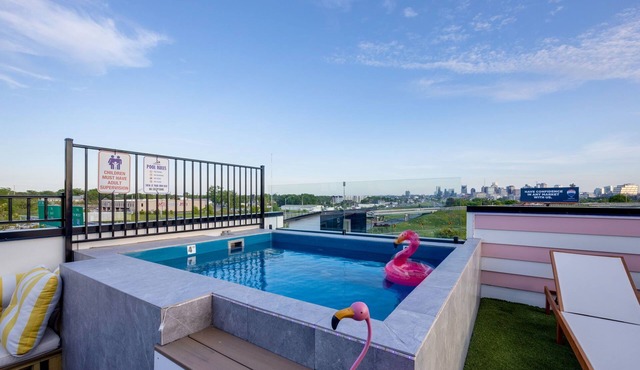 2SBSide Homes 8 Bedrooms, Ultra Heated Rooftop Pools,Arcade,Elevator, Sleeps 23!