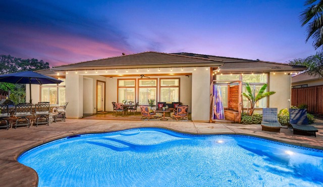 3,000sqft oasis with pool/spa/vegetable garden. Great location!