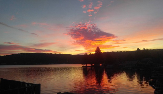 3 1/2 Bedroom 1 + 1/2 Bath Family Lakefront Cottage on Lime Lake Near E-ville