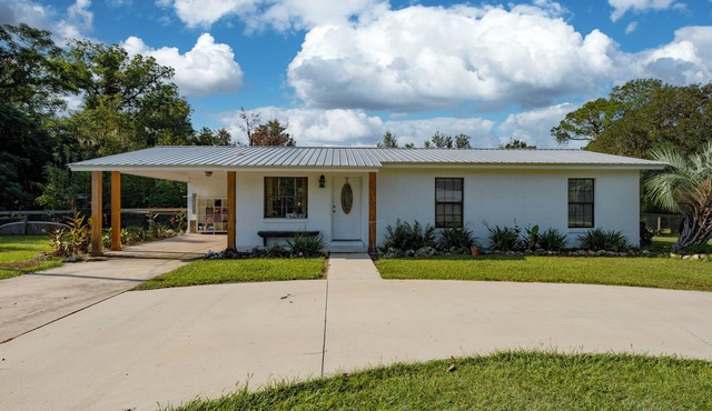 3/1 house in the country near Williston with AC & huge yard!