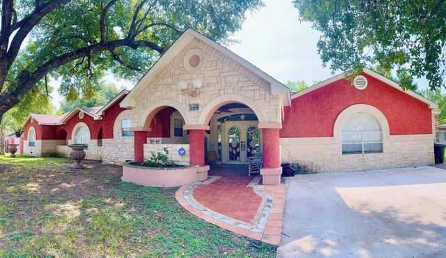 3,100sqft Spanish-Style Villa near Aggieland, Somerville, Blue Bell and Houston!