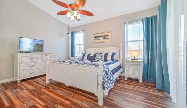 3/2.5 lakefront condo with 2-car garage in gated community, close to beaches