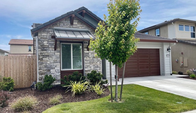 3/2 - Family Friendly, Fully Furnished w/Jacuzzi