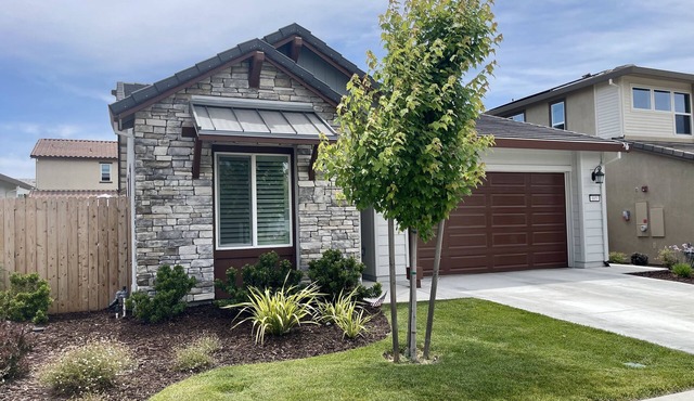 3/2 - Fully Furnished w/ Private Jacuzzi - Local Wineries, Breweries, Concerts