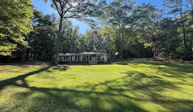 3/2 house w/private boat launch, full lake view porch. Sleeps 8-10. Parking+