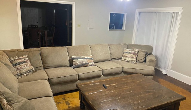 3-2 house with pool and 2 living rooms, 1.5 miles from Boerne Main St.