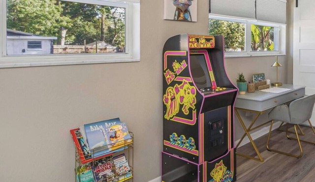 3/2 king bed Gameroom CloseBush Gardens USF&Moffit