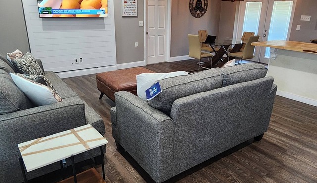 3/2 near the beach, boat docks, and snorkeling big yard and electric car charger