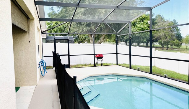 3/2 Pool home located in Sunset Ridge Community!