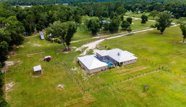 3/2 updated pool home that sleeps 8 about 5 minutes from WEC