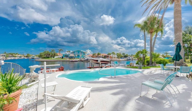 3/2 Waterfront Canal Home w/Private Pool, Kayaks, Gulf Access, Dock, Fishing, Dolphins