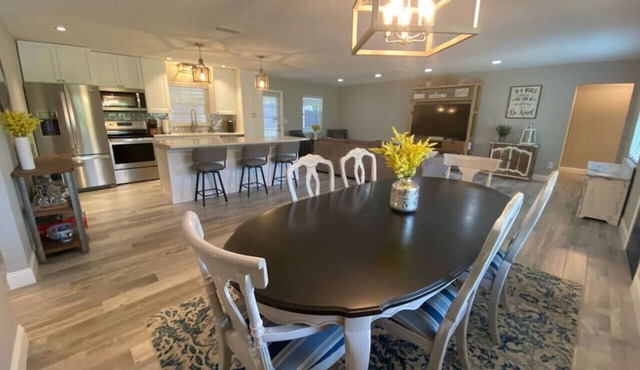 3/2 with hot tub, game room & boat slip