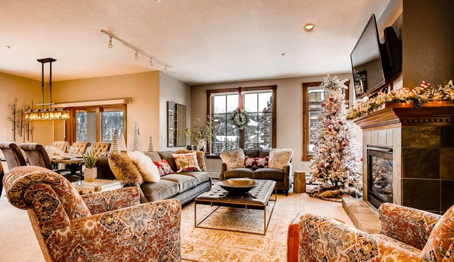 3-20 to 3-25 Avail Mtn VIEW Ski In/out LUXURY Main St Station Pk9 Hot Tubs+Pool
