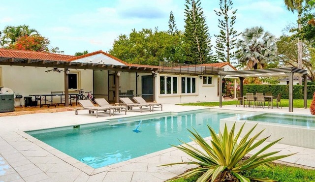 3/3+Den Estate for 8-Heated Pool-Jacuzi-Near Beach