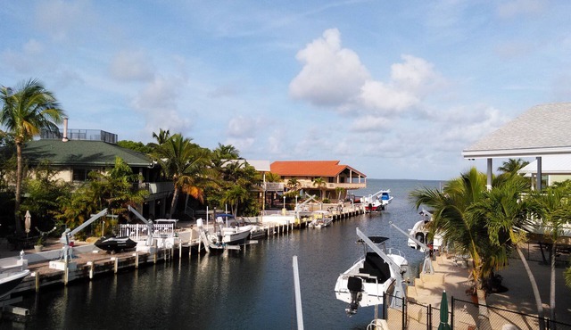 3/3 DirectBayAccess CanalHome w/Lift Dock Fenced Pet-Friendly HotTub Grill WIFI