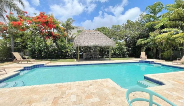 3/3 Duplex for 6+Shared Heated Pool, Tiki Bar BBQ