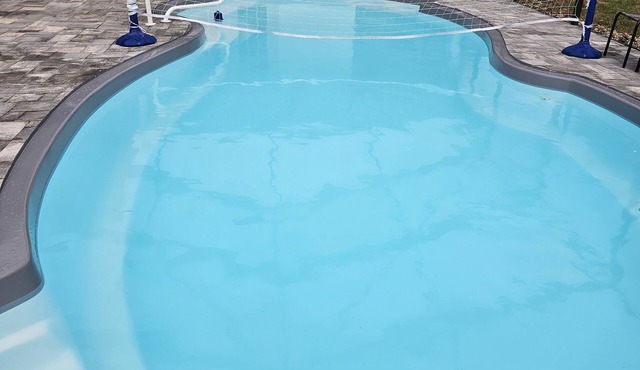 3/3 fits 16 people, jacuzzi tub, pool, pet friendly! Kid games and more!