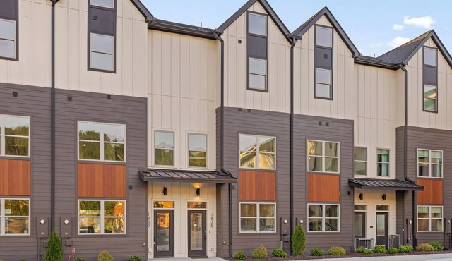 3/3 sauna, arcade, play couch, 70" TV, fire pit, balconies, 6 min from downtown