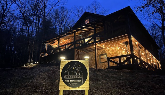 3/3 Sleeps 8, HotTub, Game Room, Fire Pit! Putting Green! Unbeatable Location!