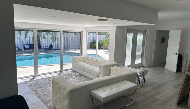 3/3 With Pool/Minutes from the Beach!