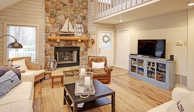 3 -4 BR Lux. Family Retreat-Walk To Bch, Firepl, Grill, Game Rm, Fire Pit