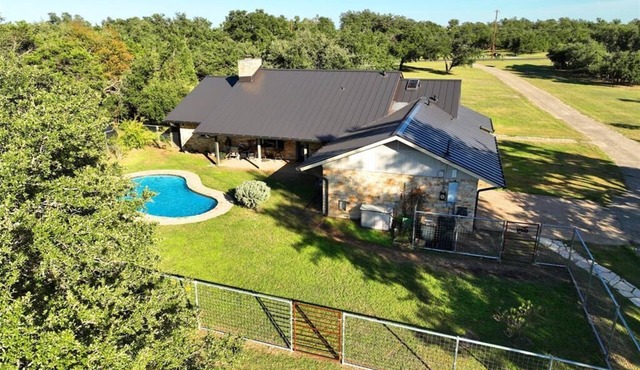 3.5 acre Round Rock home - Pool, remodeled fully furnished, 2 car garage