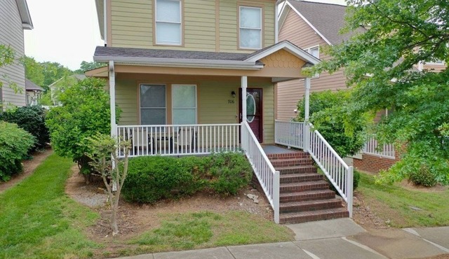 3-5 Mins from Downtown Cozy Clean & Newly Renovated 2 level Home