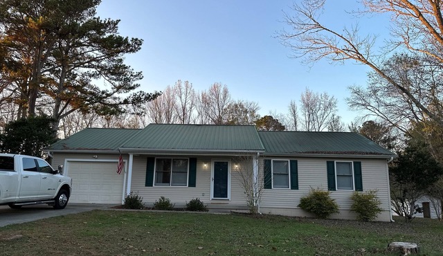 3-5 mins from Goose Pond boat ramps, clean, inviting and many 5 star reviews!