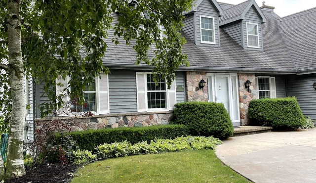 3,500 sq/ft house with large outdoor space & a basement with bar/pool table.