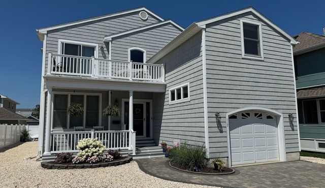 3,600 sq ft - 6 bed/3.5 bath Beach Vacation Home - Great Location!