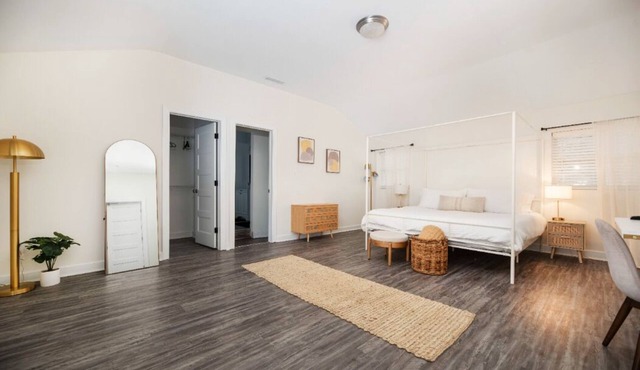 3,700 sqft-Cozy/Private Villa style Ranch in SouthPark-King en Suite-Winter Rdy!