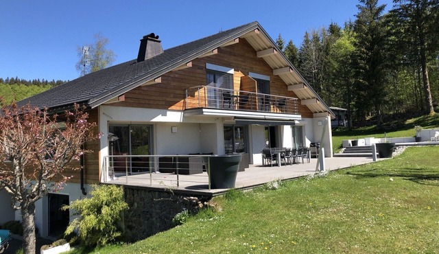 3 * 85 m2 independent apartments in contemporary house with PRIVATE GARAGE