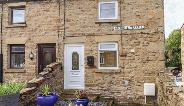 3 ABERGELE TERRACE, pet friendly, with a garden in Ffynnongroyw