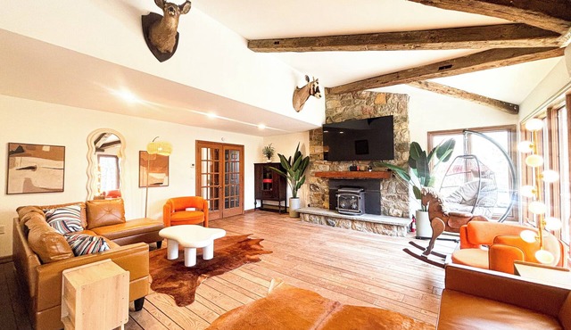 3 Acre 5000sf 7br Luxury Pool Villa with Hot-Tub Sauna Gameroom Theatre retreat