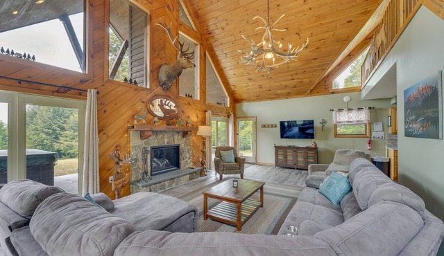 3-Acre Benezette Cabin: Hot Tub, Grill & Mtn View