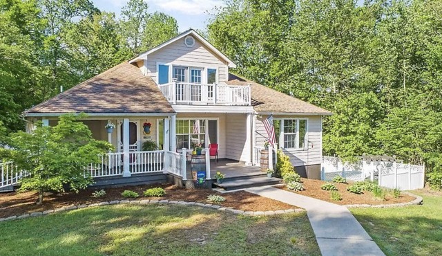 3+ acre Home: Pool Table, Putt-Putt, 4 miles to Downtown and SEMO, Summer Pool