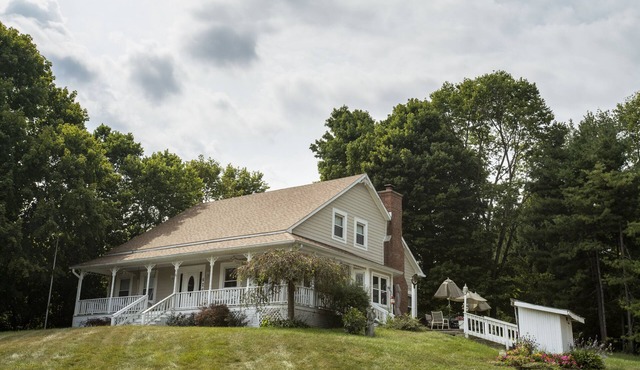 3 acre Lake, Farm Animals Petting Zoo, Horses and Horseback Riding, Room to roam