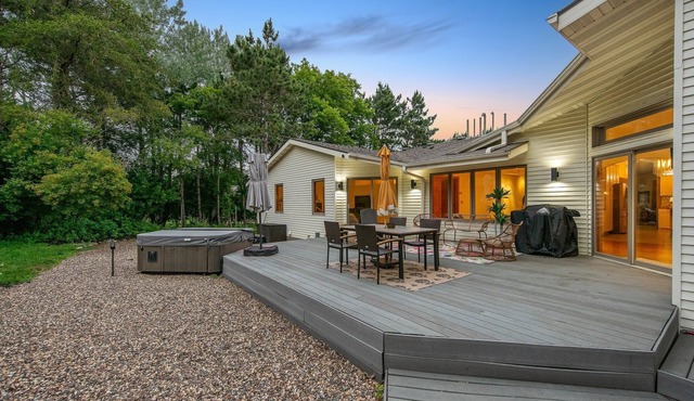 3 Acre Stillwater Oasis, Min from Downtown, Hot Tub