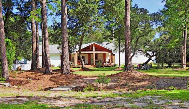 3 Acre Waterfront Retreat sleeps up to 25, easy walk to historic district