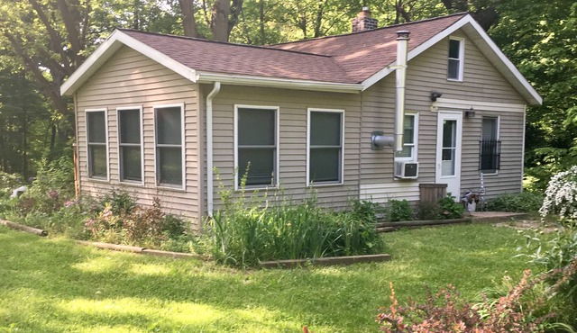 3+ acres of privacy! Biking, Pups & Walking: Nirvana! 7 minutes to hip 3 Oaks!